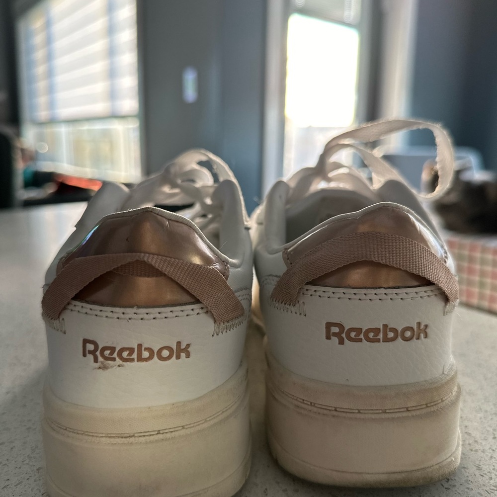 Women’s 7.5 Reeboks - Picture 2 of 4